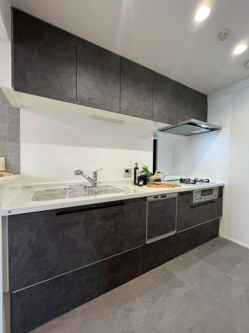 【キッチン】 | ハイネスプリモール城東 | 落ち着いた石調デザインのシステムキッチンです。