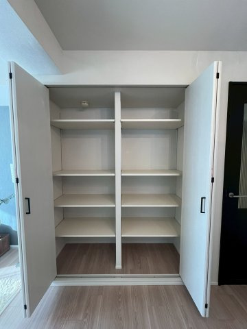 【収納】 | ハイネスプリモール城東 | 奥行きのあるリビング収納。モノが増えがちなリビングに大きな収納スペースがあると助かります
。