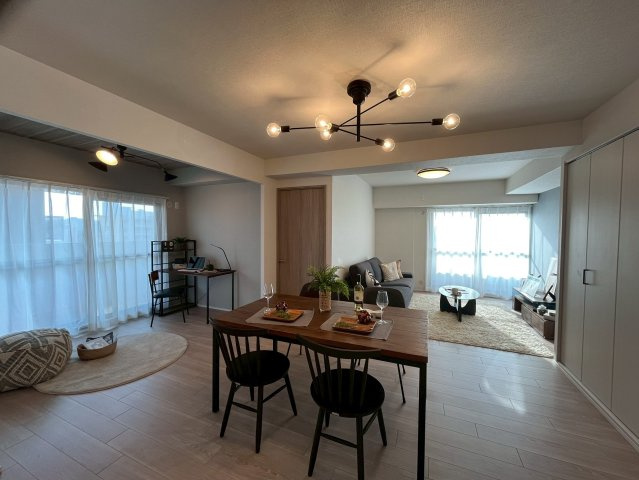 【居間・リビング】 | ハイネスプリモール城東 | LDK（約21.4帖）：リビングダイニング13.6帖、セカンドリビング4.3帖、キッチンスペース3.5帖です。