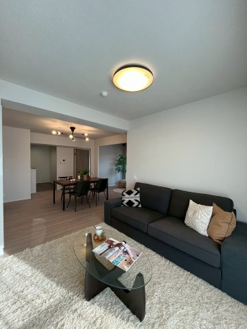 【居間・リビング】 | ハイネスプリモール城東 | ゆるやかに空間が仕切られたセカンドリビング。