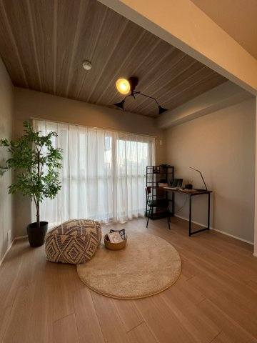 【居間・リビング】 | ハイネスプリモール城東 | バルコニーのそばで陽光や風を感じながら、ゆったりくつろぐのにぴったりのスペースです。