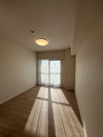 【洋室】 | ハイネスプリモール城東 | 洋室（約6.1帖）：すべてのお部屋がバルコニーに面しており、どのお部屋も明るく風通しも良好。高層階のため見晴らしも良好です。