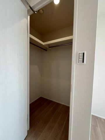【収納】 | ハイネスプリモール城東 | 洋室（約6.1帖）：お洋服の収納に便利なウォークインクローゼット。