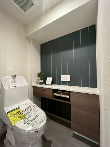 【トイレ】 | ハイネスプリモール城東 | 収納も備えた手洗いカウンター付き。おしゃれなお部屋のようなシックなクロスセレクトも素敵です。