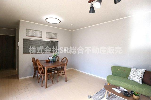 衣摺2丁目中古戸建の居間・リビング|家族団らんの時間をお過ごしいただける空間です！