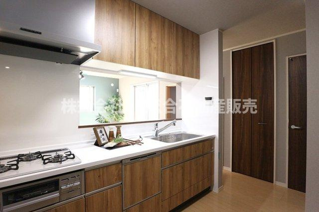 衣摺2丁目中古戸建のキッチン|カウンターキッチンなので、配膳・片付けが楽です！