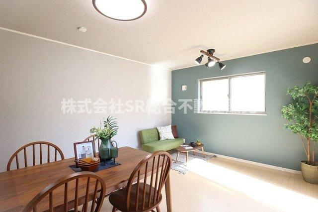 衣摺2丁目中古戸建の居間・リビング|リビングは広々14帖♪ご家族でゆったりとお過ごしいただける空間です！