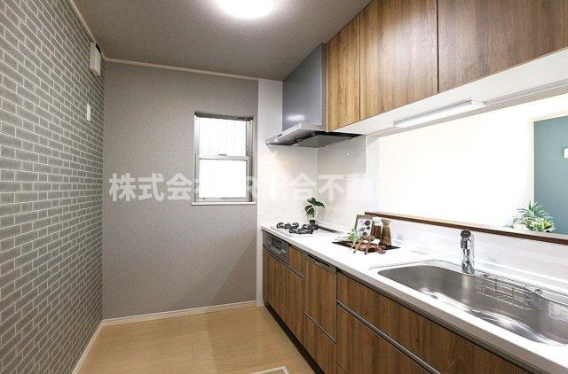 衣摺2丁目中古戸建のキッチン|キッチンは人気の高いカウンターキッチン♪食洗機もあり、ご家族の様子を見ながら快適にお料理できます！