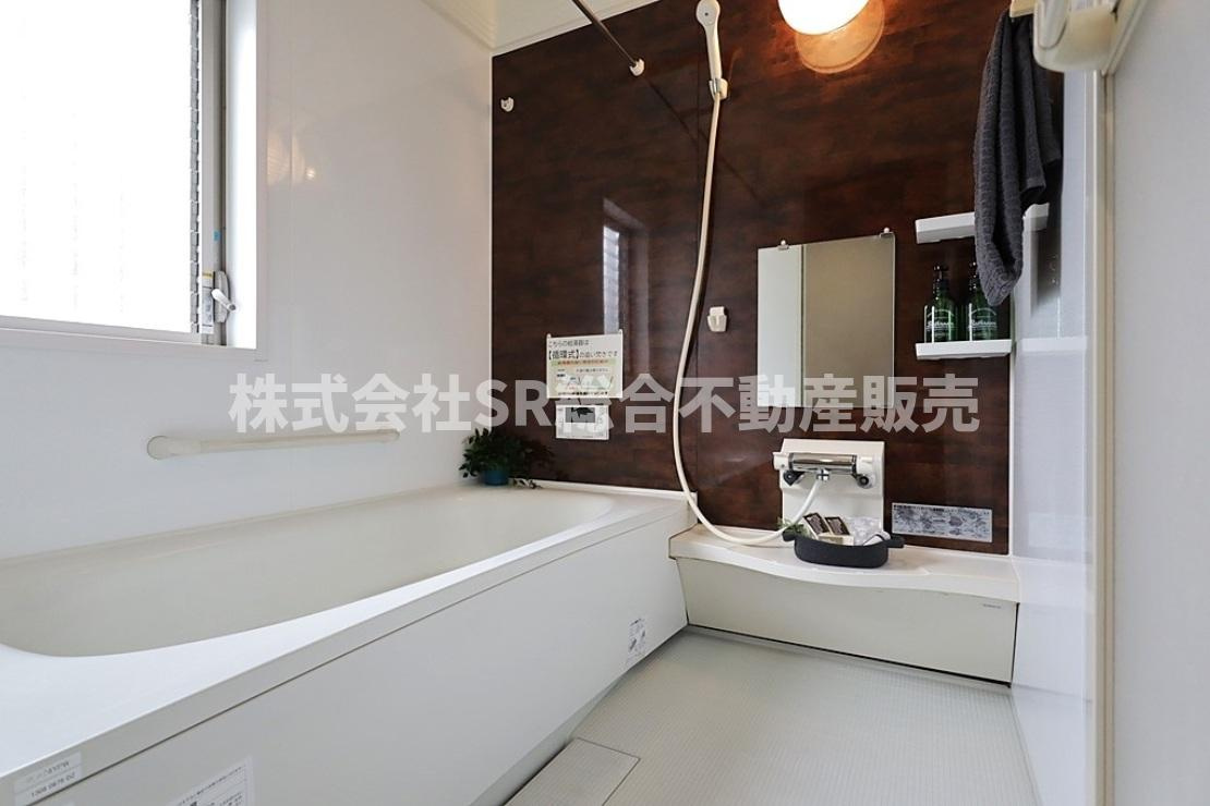 衣摺2丁目中古戸建の浴室|足を伸ばしてゆったりと浸かれる浴槽です！浴室乾燥機もあります！