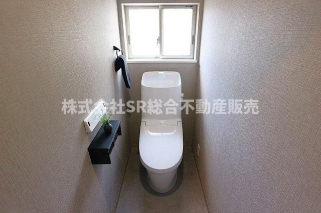 衣摺2丁目中古戸建のトイレ|温水洗浄便座もございます♪