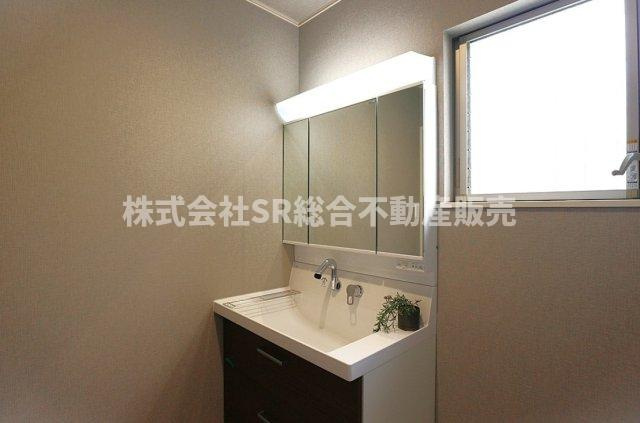 衣摺2丁目中古戸建の独立洗面台|独立洗面台、鏡裏に小物を置くことができて便利です