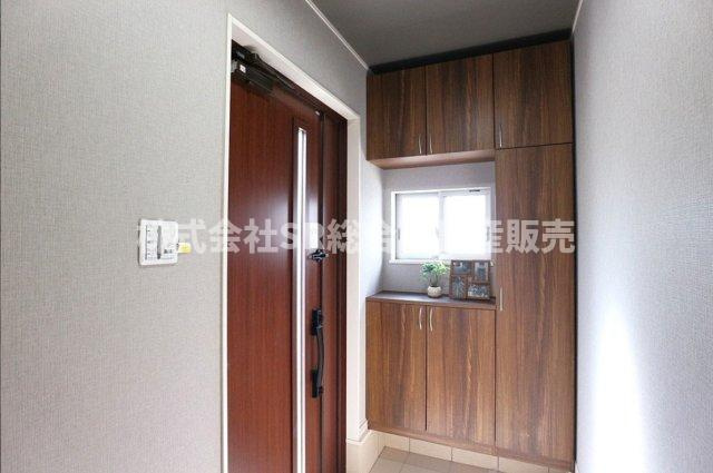 衣摺2丁目中古戸建の玄関|玄関にはシューズボックスもございます！