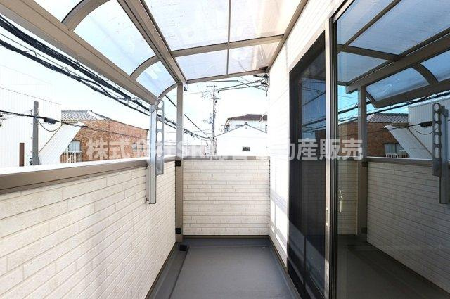 衣摺2丁目中古戸建のバルコニー|少々の雨が降っても大丈夫です！南向きで陽当たり良好です♪