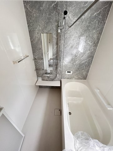 【ワイウッドコート】小山市羽川 第2期の浴室|〇1号棟浴室〇
お湯が冷めにくい断熱浴槽。半身浴もできるエコベンチ付♪雨の日も安心の浴室乾燥機を装備しています。
※2026年4月撮影