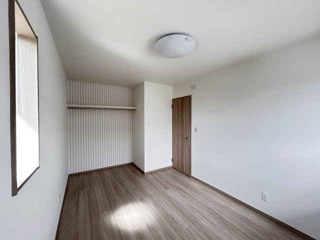 【ワイウッドコート】小山市羽川 第2期の洋室|〇1号棟・2階6帖洋室〇
シンプルな内装と木の温もりを感じる床材が、心地よいプライベート空間を作り出します♪
自分好みのインテリアで飾れば更に快適になります☆
※2026年4月撮影