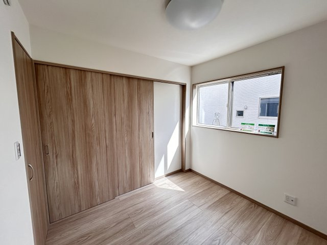 【ワイウッドコート】小山市羽川 第2期の洋室|〇1号棟・2階5.2帖洋室〇
ひとり時間を楽しむのにちょうどいいサイズ感♪
2階ならではの眺望も毎日の暮らしに彩りを添えてくれます。
※2026年4月撮影