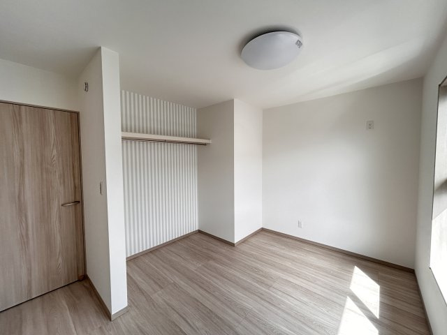 【ワイウッドコート】小山市羽川 第2期の洋室|〇1号棟・2階5.2帖洋室〇
使いやすいオープンクローゼット付きですので、洋服や小物をすっきり収納できてお部屋を広く使えます。
毎日の身支度も快適です♪
※2026年4月撮影
