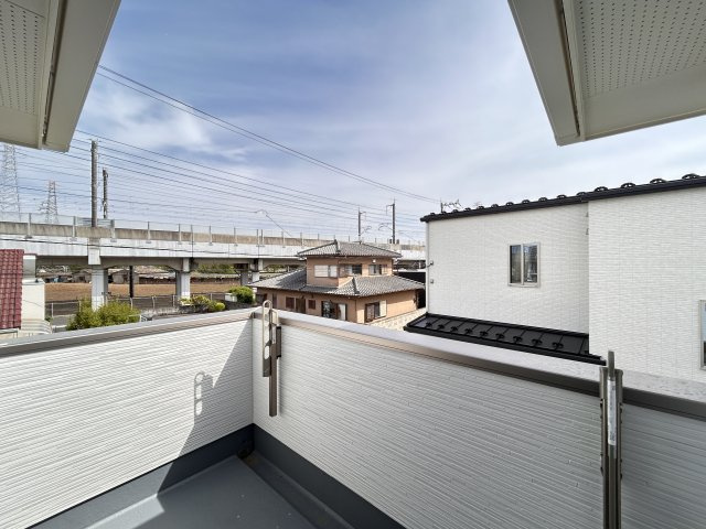 【ワイウッドコート】小山市羽川 第2期のバルコニー|〇1号棟〇
広々バルコニーは、ご家族のお洋服はもちろん、寝具などもをたっぷり干せます！
物干し場だけではなく、リラックス空間としてもお使いいただけます♪
※2026年4月撮影