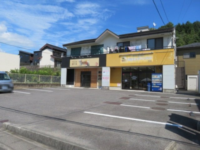 グランデージ向日葵　店舗の駐車場