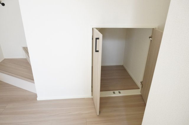 越谷市大字弥十郎 新築分譲住宅の収納|階段下収納