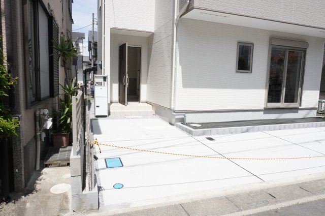 越谷市大字弥十郎 新築分譲住宅の駐車場