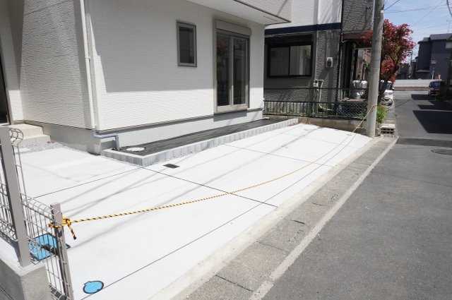 越谷市大字弥十郎 新築分譲住宅の駐車場