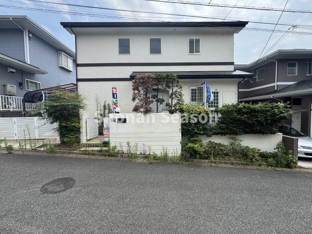 【外観】 | ゆとりある敷地に佇む、家族の暮らしを優しく包み込む戸建住宅です。