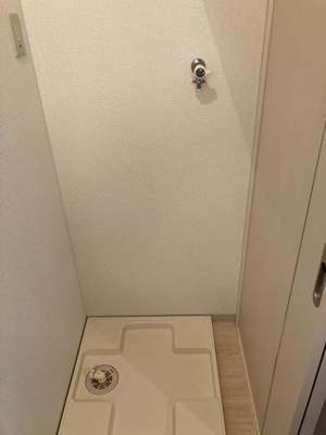 【その他】 | レスペランス | ※参考写真※洗面所内、独立洗面台正面にある室内洗濯機置き場です♪室内に置けるので洗濯機が傷みにくい☆
