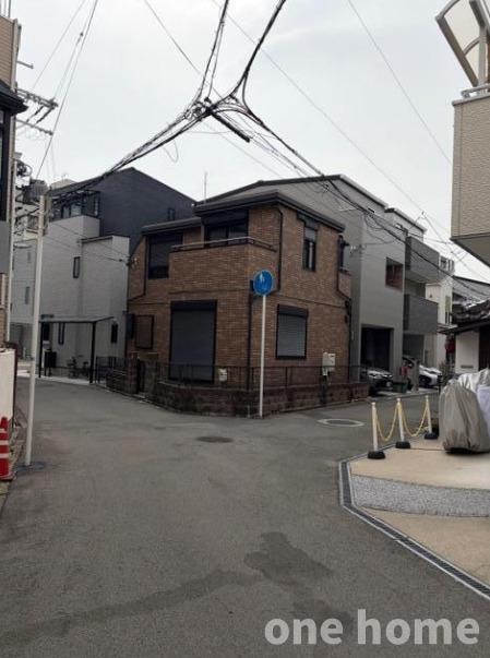 十三元今里1丁目中古戸建の前面道路含む現地写真|◆阪急各線【十三】駅 徒歩11分の好立地！
◆土地面積：42.14㎡、角地！