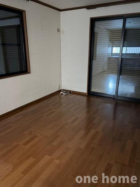 十三元今里1丁目中古戸建の居間・リビング|◆1階部分のお部屋にはシャッターが施されて安心ですね！