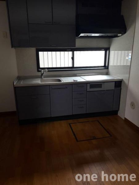 十三元今里1丁目中古戸建のキッチン|◆キッチンには窓があります！開口部（窓）の多いお家です！