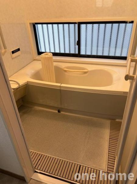 十三元今里1丁目中古戸建の浴室|◆浴室には窓があり、窓を開けての換気ができます！