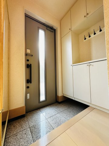 伊勢原市白根　中古戸建の玄関
