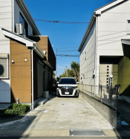 伊勢原市白根　中古戸建の前面道路含む現地写真