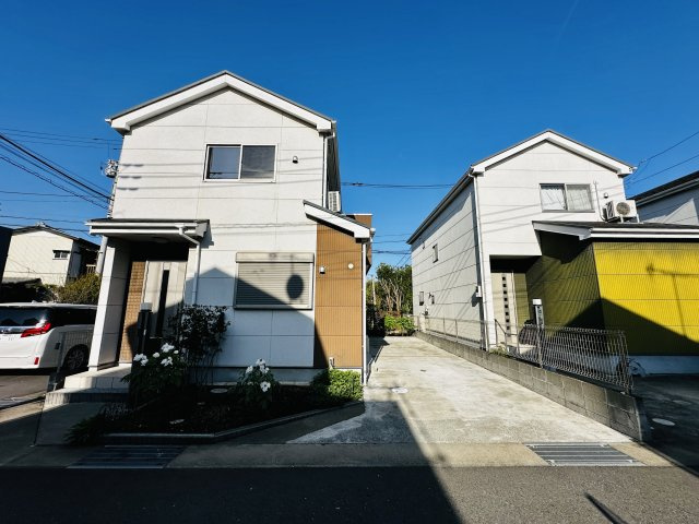 伊勢原市白根　中古戸建の前面道路含む現地写真