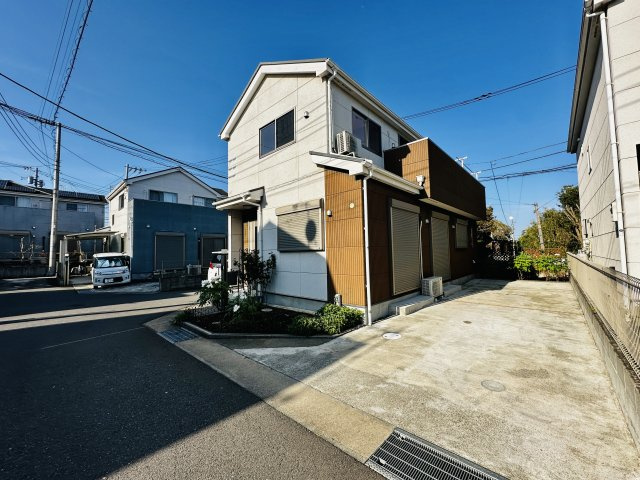 伊勢原市白根　中古戸建の前面道路含む現地写真