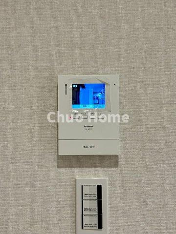 北千住パークファミリアのセキュリティ|【モニターホン】誰が来たかすぐにわかるカラーモニター付きインターホン。通話ボタンを押すまでは室内の音は漏れていませんので相手を確かめてから応対できます。