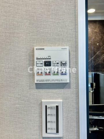 北千住パークファミリアの冷暖房・空調設備|【浴室乾燥機】暖房・冷風・換気・乾燥が可能です。毎日を快適に過ごせるうれしい機能が揃っています。雨の日の洗濯物も安心です。