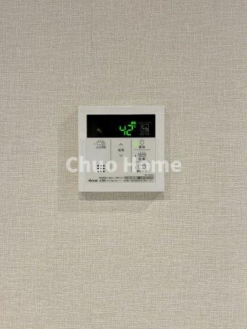 北千住パークファミリアの発電・温水設備|【給湯リモコン】外での一日を忘れさせてくれるオートバス機能でお好みの湯量・温度に調整された浴槽。