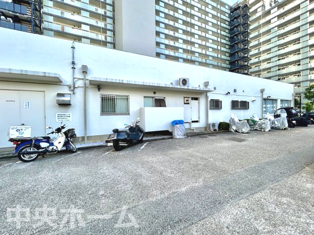 北千住パークファミリアの駐車場|【バイク置場】最新の空き状況や費用などの詳細は担当スタッフまでお問い合わせください。