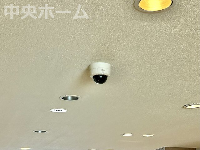 北千住パークファミリアの防犯設備|【防犯カメラ】何かあった時の大事な証拠になることももちろんなりますが、防犯というくらいですので大事なのは防犯カメラがあることによって抑止力につながることですよね。