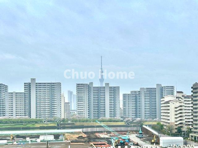 北千住パークファミリアの展望|手を伸ばせば、ふれることが出来そうな環境が、そのままインテリアになったような印象です。その豊かな眺望にふさわしい空間には、通風・採光にも優れ、心地よい光と風があふれています