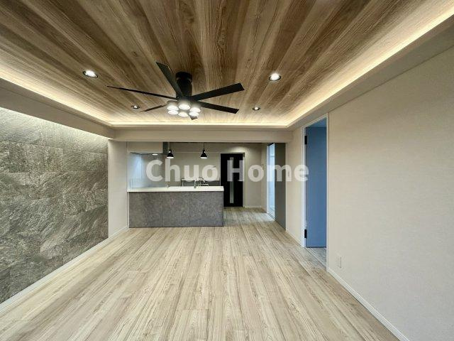 北千住パークファミリアの居間・リビング|【居間・リビング】「ＬＤＫは家族団らんをデザイン」広いＬＤＫでは家族が集まり一緒の時間を過ごせる工夫がされております。何気ない一日の当たり前のひとコマがいつか一生の宝物になります