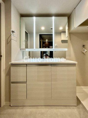 北千住パークファミリアの独立洗面台|【洗面化粧台】洗面化粧台には三面鏡を採用。身だしなみを整えやすい事はもちろんですが、鏡の後ろに収納スペースを設ける事により、散らかりやすい洗面スペースをすっきりさせる事が出来るのも嬉しいですね