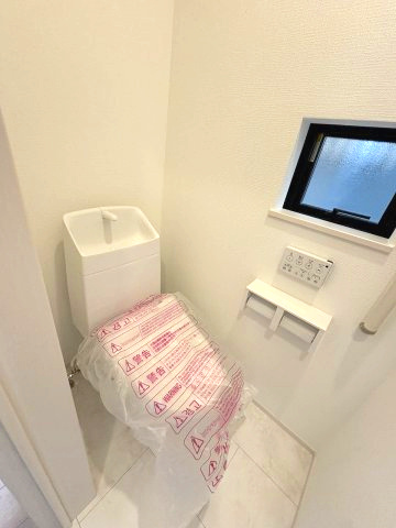 【トイレ】 | 春日市須玖北5丁目　A号棟（全7棟）【仲介手数料無料・0円】 | 現地写真。1階のトイレです。