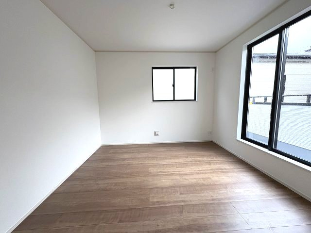 【寝室】 | 春日市須玖北5丁目　A号棟（全7棟）【仲介手数料無料・0円】 | 現地写真。2階主寝室です。