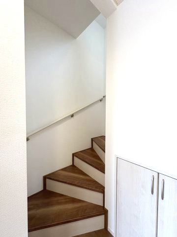 【内装】 | 春日市須玖北5丁目　A号棟（全7棟）【仲介手数料無料・0円】 | 現地写真。2階へ上がる階段です。手摺もついて安全ですね。