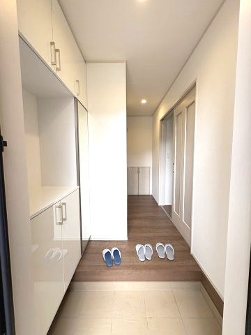 【居間・リビング】 | 春日市須玖北5丁目　A号棟（全7棟）【仲介手数料無料・0円】 | 現地写真。家具・家電はCGによる配置例です。