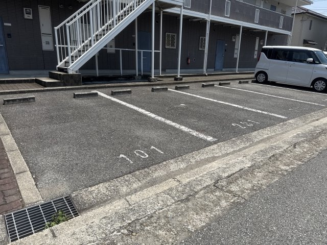 シャルマン１０１の駐車場