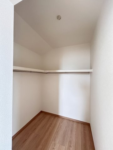 【ワイウッドコート】小山市羽川 第2期の収納|〇3号棟・2階9.5帖寝室〇
収納力と使いやすさを兼ね備えたウォークインクローゼット♪
出し入れしやすく、片付けもラクラク。おしゃれも整理整頓も叶えます！
※2026年4月撮影